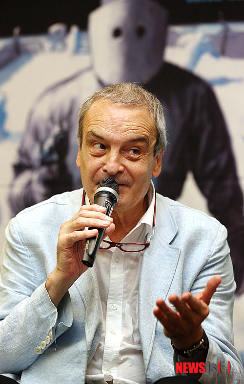 【부천=뉴시스】김태은 문화전문기자 = 봉준호(44) 감독의 영화 ‘설국열차’가 한국에서 흥행에 성공하고 있는 가운데, 프랑스 원작만화(그래픽노블)를 쓰고 그린 작가들이 왔다.&nbsp; 그림을 그린 화가 장 마르크 로셰트(57)와 시나리오를 쓴 작가 뱅자맹 르그랑(63)은 15일 부천국제만화축제가 열리고 있는 한국만화영상진흥원에서 “봉준호 감독이 우리를 선택해줬다. 기적과 같은 일이 벌어졌다”며 기뻐했다. 이들은 2008년 서울 국제만화페스티벌에 참석, 봉 감독과 대담하기도 했다.&nbsp; 그래픽노블 ‘설국열차’는 1970년대부터 자크 로브(시나리오)와 알렉시스(그림)의 구상으로 시작됐다. 알렉시스가 1977년 사망한 후 장 마르크 로셰트가 합류해 1984년 출간됐다. 자크 로브가 1990년 세상을 떠난 후 장 마르크 로셰트는 뱅자맹 르그랑과 함께 시리즈를 재개해 2, 3권을 2000년에 마무리했다. 봉 감독의 ‘설국열차’에 출연하기도 한 이들은 영화화에 큰 만족을 표했다.&nbsp; 로셰트는 “계약 당시 ‘괴물’, ‘살인의 추억’ 등을 보고 그의 능력을 전혀 의심하지 않았다”며 “프랑스 감독들에게 세 번 영화화 제안을 받았다. 한 번은 프랑스 유명배우이자 감독인 로베르트 호셍이 진지하게 영화화를 원했는데 자크 로브가 거절했다. 80년대에는 이야기를 실감나게 만들 테크닉이 없었을 때이므로 잘 거절한 것 같다”고 밝혔다.&nbsp; 르그랑은 “판권에 대한 얘기가 오갈 때 봉준호 감독이 칸국제영화제에 ‘괴물’로 참석하게 돼 우리집에 초대를 했고, 그때부터 우리 셋은 우정을 쌓아가게 됐다”고 봉 감독과의 인연을 언급했다.&nbsp; -‘설국열차’가 영화로 재탄생했다.&nbsp; 로셰트. “영화의 큰 성공에 힘입어 원작도 잘 나가고 있다는 소식에 기뻤다. 시작도 기적적으로 됐는데 더 좋은 성과가 있기를 기대한다. 봉준호 감독이 많은 사람을 통솔, 지휘하고 계산하며 영화를 만드는 것을 보고 그 일의 중압감을 나로서는 상상조차 할 수 없었다. 영화는 만화보다 훨씬 더 큰 작업이다.”&nbsp; 르그랑. “프랑스에서 한국영화를 좋아하는 사람들이 많다. 박찬욱, 봉준호 외에 젊은 감독들도 프랑스에서 인기를 얻고 있고, 칸영화제 후보로 종종 오른다. 한국영화의 저력을 느낄 수 있었다.”&nbsp; -영화에 직접 출연하기도 했는데.&nbsp; 로셰트. “영화에서 기록을 남기는 화가 역의 손으로 출연해 그림을 그렸다. 여러 대의 카메라 앞에서 그림을 그리는 것이 내 일생의 가장 큰 스트레스로 자세히 보면 손이 떨리는 것을 볼 수 있을 것이다. 봉준호가 그림에 관해서는 전적으로 다 내게 맡기고 별다른 주문은 없었다. 촬영지 근처 호텔에 묵으며 돌아다니면서 더러운 종이를 주워 거기에 그림을 그렸다. 좀 더 낡아보이도록 훼손하기도 했다. 내 그림이 야생적이면서도 다듬어지지 않은 면들을 봉준호가 무척 좋아했다.”&nbsp; 르그랑. “엑스트라로 참여했는데, 그때 하얀 수염도 붙이고 모래, 먼지를 다 뒤집어쓰고 촬영해야했다. 어디서 온 사람인지로 모를 정도여서 ‘러시아 사람 아닐까’라고 농담을 하곤 했다.”&nbsp; -영화 원작으로서의 만화의 힘에 대해서 말해달라.&nbsp; 로셰트. “만화는 이야기의 원천으로서의 가능성을 가지고 있다. 자본 투자의 제약을 받지 않고 표현할 수 있는 것을 표현할 수 있다. 그림 작가로서 그림으로 생각을 담아낼 수 있다는 것이 기쁘다. 만화의 영화화는 미국, 프랑스, 한국 등 전세계적 현상으로 보여진다. 기술의 발전으로 만화로만 표현 가능하던 것을 영화로 찍을 수 있는 상황이 왔기 때문이라고 생각한다. 앞으로 이런 경향이 더 심화되리라 본다. 자신이 만들어낸 창작물이 제2의 창작자에게 다시 해석 표현되는 것을 바라보는 것은 원작자로서 큰 기쁨이다. 창작의 소스가 될 수 있는 부분이라고 생각한다.”&nbsp; 르그랑. “소설도 쓰고 연극 극본도 써왔는데, 그때는 항상 고독한 작업이라고 느껴진다. 만화는 그림작가와 함께 할 수 있어서 좋다. 둘이서 상상력을 총동원할 수 있는 매체이기 때문에 좋다.”&nbsp; 로셰트. “그 표현을 하는건 난데 너무 힘들다.”(웃음)&nbsp; -미래를 배경으로 한 SF에 열차라는 아날로그적 소재를 사용한 이유는 뭔가. 원작만화는 계급에 상관없이 모든 사람들이 불행한 숙명에서 벗어나지 못하는 것을 그리는데 이런 비관적 내용과 결말을 정한 이유는.&nbsp; 르그랑. “알고 있겠지만 자크 로브라는 시나리오 작가가 원작가다. 알렉시스라는 젊은 작가가 4페이지 를 그리다가 동맥파열로 갑작스럽게 사망했다. 로셰트와 1권을 완성시키고 돌아가시고 20여년 후 로셰트가 묻혀두기는 아깝다는 생각에 시나리오 작가를 물색해 내가 투입됐다. 기차는 내가 만든 건 아니지만 시스템 자체가 어딘가를 향해서 굴러간다는 상징을 부여하고 싶었다. 젊은 만화가를 잃어버린 작가의 어려운 상황이 1권의 출발부터 반영됐다고 보인다. 나도 낙관주의와 비관주의 중 비관주의 쪽을 택하고 싶다.”&nbsp; -원작만화는 3권에서 비관적으로 마무리되는데, 영화는 낙관적인 결말을 가진다. 또 후속 얘기를 더 발표할 것인가.&nbsp; 르그랑. “1권을 쓴 자크 로브는 등장인물들이 거의 죽는 것으로 끝을 맺었다. 그래서 2, 3권에서 다른 탈출구를 찾아나가느라 고생했다. 4, 5권에서는 더 희망적인 메시지를 전달하려고 생각 중이라 아직 덜 다듬어진 이야기라 할 수 있다. 봉준호가 재해석한 부분은 제작단계에서 시나리오를 읽어서 알고 있었다. 낙관주의적이라는 알 수 있었는데, 완벽한 경지에 있었기 때문에 그를 전적으로 믿었다.”&nbsp; 로셰트. “4, 5권에 대한 질문을 많이 받았는데, 생각을 해보고 있다. 르그랑과 호텔, 비행기 등에서 얘기를 나눠보고 있는데 아직 구체적인 계획이 나온 것은 아니다. 1권을 그렸을 때는 20대라 갓 데뷔한 신인으로 임했고, 99년도에 2, 3권 나왔을 때는 20년간 화가 활동을 해오면서 그래픽이 변했다는 것을 느꼈다. 앞으로도 또 어떤 변화가 있으리라고 본다.”&nbsp; -3권의 내용에는 동양적인 사상이 가미된 것으로 보이는데.&nbsp; 르그랑 “동양철학에 관심이 많아서 ‘주역’ 등을 읽었다. 동양 감독에게 이 스토리가 발탁된 것은 그러한 것의 영향이었을까. 이런 우연을 한 번도 생각 안 해봤는데 현실이 됐다.”&nbsp; 로셰트. “동양미술에 관심이 많다. ‘주다’라는 중국 고대 화가에게 물이 흐르는 듯한 선 등의 영향을 많이 받았다.”&nbsp; tekim@newsis.com