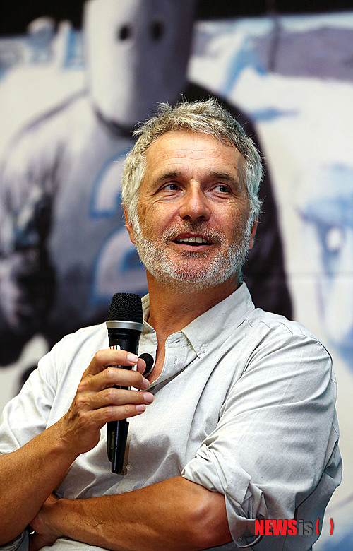 【부천=뉴시스】김태은 문화전문기자 = 봉준호(44) 감독의 영화 ‘설국열차’가 한국에서 흥행에 성공하고 있는 가운데, 프랑스 원작만화(그래픽노블)를 쓰고 그린 작가들이 왔다.&nbsp; 그림을 그린 화가 장 마르크 로셰트(57)와 시나리오를 쓴 작가 뱅자맹 르그랑(63)은 15일 부천국제만화축제가 열리고 있는 한국만화영상진흥원에서 “봉준호 감독이 우리를 선택해줬다. 기적과 같은 일이 벌어졌다”며 기뻐했다. 이들은 2008년 서울 국제만화페스티벌에 참석, 봉 감독과 대담하기도 했다.&nbsp; 그래픽노블 ‘설국열차’는 1970년대부터 자크 로브(시나리오)와 알렉시스(그림)의 구상으로 시작됐다. 알렉시스가 1977년 사망한 후 장 마르크 로셰트가 합류해 1984년 출간됐다. 자크 로브가 1990년 세상을 떠난 후 장 마르크 로셰트는 뱅자맹 르그랑과 함께 시리즈를 재개해 2, 3권을 2000년에 마무리했다. 봉 감독의 ‘설국열차’에 출연하기도 한 이들은 영화화에 큰 만족을 표했다.&nbsp; 로셰트는 “계약 당시 ‘괴물’, ‘살인의 추억’ 등을 보고 그의 능력을 전혀 의심하지 않았다”며 “프랑스 감독들에게 세 번 영화화 제안을 받았다. 한 번은 프랑스 유명배우이자 감독인 로베르트 호셍이 진지하게 영화화를 원했는데 자크 로브가 거절했다. 80년대에는 이야기를 실감나게 만들 테크닉이 없었을 때이므로 잘 거절한 것 같다”고 밝혔다.&nbsp; 르그랑은 “판권에 대한 얘기가 오갈 때 봉준호 감독이 칸국제영화제에 ‘괴물’로 참석하게 돼 우리집에 초대를 했고, 그때부터 우리 셋은 우정을 쌓아가게 됐다”고 봉 감독과의 인연을 언급했다.&nbsp; -‘설국열차’가 영화로 재탄생했다.&nbsp; 로셰트. “영화의 큰 성공에 힘입어 원작도 잘 나가고 있다는 소식에 기뻤다. 시작도 기적적으로 됐는데 더 좋은 성과가 있기를 기대한다. 봉준호 감독이 많은 사람을 통솔, 지휘하고 계산하며 영화를 만드는 것을 보고 그 일의 중압감을 나로서는 상상조차 할 수 없었다. 영화는 만화보다 훨씬 더 큰 작업이다.”&nbsp; 르그랑. “프랑스에서 한국영화를 좋아하는 사람들이 많다. 박찬욱, 봉준호 외에 젊은 감독들도 프랑스에서 인기를 얻고 있고, 칸영화제 후보로 종종 오른다. 한국영화의 저력을 느낄 수 있었다.”&nbsp; -영화에 직접 출연하기도 했는데.&nbsp; 로셰트. “영화에서 기록을 남기는 화가 역의 손으로 출연해 그림을 그렸다. 여러 대의 카메라 앞에서 그림을 그리는 것이 내 일생의 가장 큰 스트레스로 자세히 보면 손이 떨리는 것을 볼 수 있을 것이다. 봉준호가 그림에 관해서는 전적으로 다 내게 맡기고 별다른 주문은 없었다. 촬영지 근처 호텔에 묵으며 돌아다니면서 더러운 종이를 주워 거기에 그림을 그렸다. 좀 더 낡아보이도록 훼손하기도 했다. 내 그림이 야생적이면서도 다듬어지지 않은 면들을 봉준호가 무척 좋아했다.”&nbsp; 르그랑. “엑스트라로 참여했는데, 그때 하얀 수염도 붙이고 모래, 먼지를 다 뒤집어쓰고 촬영해야했다. 어디서 온 사람인지로 모를 정도여서 ‘러시아 사람 아닐까’라고 농담을 하곤 했다.”&nbsp; -영화 원작으로서의 만화의 힘에 대해서 말해달라.&nbsp; 로셰트. “만화는 이야기의 원천으로서의 가능성을 가지고 있다. 자본 투자의 제약을 받지 않고 표현할 수 있는 것을 표현할 수 있다. 그림 작가로서 그림으로 생각을 담아낼 수 있다는 것이 기쁘다. 만화의 영화화는 미국, 프랑스, 한국 등 전세계적 현상으로 보여진다. 기술의 발전으로 만화로만 표현 가능하던 것을 영화로 찍을 수 있는 상황이 왔기 때문이라고 생각한다. 앞으로 이런 경향이 더 심화되리라 본다. 자신이 만들어낸 창작물이 제2의 창작자에게 다시 해석 표현되는 것을 바라보는 것은 원작자로서 큰 기쁨이다. 창작의 소스가 될 수 있는 부분이라고 생각한다.”&nbsp; 르그랑. “소설도 쓰고 연극 극본도 써왔는데, 그때는 항상 고독한 작업이라고 느껴진다. 만화는 그림작가와 함께 할 수 있어서 좋다. 둘이서 상상력을 총동원할 수 있는 매체이기 때문에 좋다.”&nbsp; 로셰트. “그 표현을 하는건 난데 너무 힘들다.”(웃음)&nbsp; -미래를 배경으로 한 SF에 열차라는 아날로그적 소재를 사용한 이유는 뭔가. 원작만화는 계급에 상관없이 모든 사람들이 불행한 숙명에서 벗어나지 못하는 것을 그리는데 이런 비관적 내용과 결말을 정한 이유는.&nbsp; 르그랑. “알고 있겠지만 자크 로브라는 시나리오 작가가 원작가다. 알렉시스라는 젊은 작가가 4페이지 를 그리다가 동맥파열로 갑작스럽게 사망했다. 로셰트와 1권을 완성시키고 돌아가시고 20여년 후 로셰트가 묻혀두기는 아깝다는 생각에 시나리오 작가를 물색해 내가 투입됐다. 기차는 내가 만든 건 아니지만 시스템 자체가 어딘가를 향해서 굴러간다는 상징을 부여하고 싶었다. 젊은 만화가를 잃어버린 작가의 어려운 상황이 1권의 출발부터 반영됐다고 보인다. 나도 낙관주의와 비관주의 중 비관주의 쪽을 택하고 싶다.”&nbsp; -원작만화는 3권에서 비관적으로 마무리되는데, 영화는 낙관적인 결말을 가진다. 또 후속 얘기를 더 발표할 것인가.&nbsp; 르그랑. “1권을 쓴 자크 로브는 등장인물들이 거의 죽는 것으로 끝을 맺었다. 그래서 2, 3권에서 다른 탈출구를 찾아나가느라 고생했다. 4, 5권에서는 더 희망적인 메시지를 전달하려고 생각 중이라 아직 덜 다듬어진 이야기라 할 수 있다. 봉준호가 재해석한 부분은 제작단계에서 시나리오를 읽어서 알고 있었다. 낙관주의적이라는 알 수 있었는데, 완벽한 경지에 있었기 때문에 그를 전적으로 믿었다.”&nbsp; 로셰트. “4, 5권에 대한 질문을 많이 받았는데, 생각을 해보고 있다. 르그랑과 호텔, 비행기 등에서 얘기를 나눠보고 있는데 아직 구체적인 계획이 나온 것은 아니다. 1권을 그렸을 때는 20대라 갓 데뷔한 신인으로 임했고, 99년도에 2, 3권 나왔을 때는 20년간 화가 활동을 해오면서 그래픽이 변했다는 것을 느꼈다. 앞으로도 또 어떤 변화가 있으리라고 본다.”&nbsp; -3권의 내용에는 동양적인 사상이 가미된 것으로 보이는데.&nbsp; 르그랑 “동양철학에 관심이 많아서 ‘주역’ 등을 읽었다. 동양 감독에게 이 스토리가 발탁된 것은 그러한 것의 영향이었을까. 이런 우연을 한 번도 생각 안 해봤는데 현실이 됐다.”&nbsp; 로셰트. “동양미술에 관심이 많다. ‘주다’라는 중국 고대 화가에게 물이 흐르는 듯한 선 등의 영향을 많이 받았다.”&nbsp; tekim@newsis.com