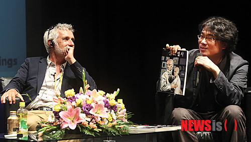 【부천=뉴시스】김태은 문화전문기자 = 흥행에 성공하고 있는 봉준호(44) 감독의 신작 ‘설국열차’의 원작만화(그래픽노블)를 쓴 프랑스의 스토리 작가가 부천국제만화축제 현장인 한국만화영상진흥원 ‘주제 컨퍼런스’에서 영화를 본 뒤 눈물을 흘렸다.&nbsp; tekim@newsis.com