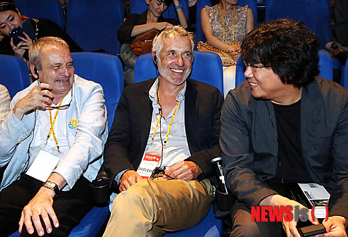 【부천=뉴시스】김태은 문화전문기자 = 흥행에 성공하고 있는 봉준호(44) 감독의 신작 ‘설국열차’의 원작만화(그래픽노블)를 쓴 프랑스의 스토리 작가가 부천국제만화축제 현장인 한국만화영상진흥원 ‘주제 컨퍼런스’에서 영화를 본 뒤 눈물을 흘렸다.&nbsp; tekim@newsis.com