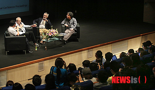 【부천=뉴시스】김태은 문화전문기자 = 흥행에 성공하고 있는 봉준호(44) 감독의 신작 ‘설국열차’의 원작만화(그래픽노블)를 쓴 프랑스의 스토리 작가가 부천국제만화축제 현장인 한국만화영상진흥원 ‘주제 컨퍼런스’에서 영화를 본 뒤 눈물을 흘렸다.&nbsp; tekim@newsis.com