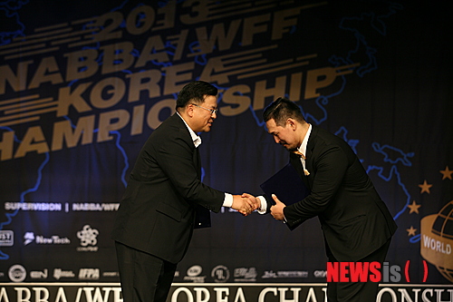 【서울=뉴시스】전형준 기자 = 뉴시스 김태겸(왼쪽) 취재본부장(뉴시스 전국취재본부협회 회장)과 송재민 나바코리아 대표가 15일 서울 그랜드힐튼호텔 컨벤션센터에서 오는 10월 5일 화천에서 열리는 '2013 뉴시스배 보디빌딩＆보디피트니스 코리아 선수권대회'를 앞두고 대회의 성공적 개최를 위한 업무 협약을 체결하고 있다. 2013.08.15.&nbsp; jhj2529@newsis.com 