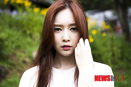 【서울=뉴시스】오제일 기자&nbsp; ○… 가수 겸 작사가 메이비(34)가 20일 디지털 싱글 '잘 지내니'를 발표한다. 2011년 싱글 '굿바이 밸런타인(Goodbye Valentine)' 이후 2년만이다. 소속사 블루브릿지는 16일 메이비가 카메라를 정면으로 응시하고 있는 티저영상을 공개했다.&nbsp;&nbsp; ○…혼성 듀오 '투개월'의 김예림(20)이 27일 신곡 '레인(Rain)'을 공개한다. 9월 초 발매를 앞둔 두 번째 미니 앨범 수록곡이다. 소속사 미스틱89는 16일 "비 오는 날이면 가장 먼저 생각나는 노래로 자리매김할 수 있을 것"이라며 재킷 이미지를 선보였다.&nbsp; ○…엠넷 '슈퍼스타K 4' 출신 그룹 '허니지'가 22일 정규앨범을 발매한다. 20일 먼저 공개되는 수록곡 '그대'를 포함해 모두 10개 트랙으로 구성됐다. 19일 같은 소속사 밴드 '버스커버스커'의 김형태(22)가 연출한 '그대'의 티저 영상을 공개하며 본격적인 활동에 나선다. 소속사 청춘뮤직은 "외적 변화는 물론, 음악적으로도 많이 노력하고 달라졌다"고 전했다.&nbsp; ○…작곡가 팀 '이단옆차기'가 본인들이 작곡한 그룹 '씨스타'의 '러빙유' R&B 버전을 16일 공개했다. 앞서 컬래버레이션 형태로 발표된 싱글 '내가 나를 봐도 슬퍼서' '눈물'을 잇는 프로젝트다. 멤버 마이키가 직접 노래하고 SBS TV 오디션 프로그램 'K팝스타'에 출연한 래퍼 올티가 피처링했다. 이단옆차기는 장근이와 마이키로 구성된 작곡가 팀이다. 최근 SBS TV 예능프로그램 '맨발의 친구들'의 '자작곡 만들기' 프로젝트에 심사위원으로 출연하기도 했다.&nbsp; ○…힙합듀오 'UV'가 16일 디지털 싱글 '설마 아닐거야'를 발표했다. 오래된 연인들이 권태기에 들어서면서 겪게 되는 에피소드를 다운 템포의 '슬로잼'으로 표현했다. 슬로잼은 부드러운 사운드의 음악과 솔직하고 대담한 가사를 포함한 장르다. 지난 5월 열린 UV 소극장 콘서트 '까치와 하니'에 게스트로 참여한 바 있는 가수 하동균(33)이 피처링했다. 음원 수익금은 전액 불우 이웃에게 기부할 계획이다. 앞서 UV는 '쿨하지 못해 미안해' '집행유애' '이태원 프리덤' 등을 발표, 주목받았다.&nbsp; ○…그룹 '2PM'의 준호(23)가 일본에서 발매한 첫 솔로 앨범 '기미노 코에'가 16일 국내 발매됐다. 준호가 수록곡을 비롯해 뮤직비디오와 재킷, 안무까지 모든 작업에 참여했다. 지난달 24일 일본에서 발매된 앨범으로 일본 타워레코드 1위, 오리콘 차트 3위를 기록하며 주목받았다. 동명의 타이틀곡은 '너의 목소리'라는 뜻의 밝은 댄스곡으로 이날 뮤직비디오와 함께 공개됐다. 팬들의 함성에서 모티프를 얻어 사랑하는 이의 목소리에 대한 가사를 담고 있다.&nbsp; kafka@newsis.com