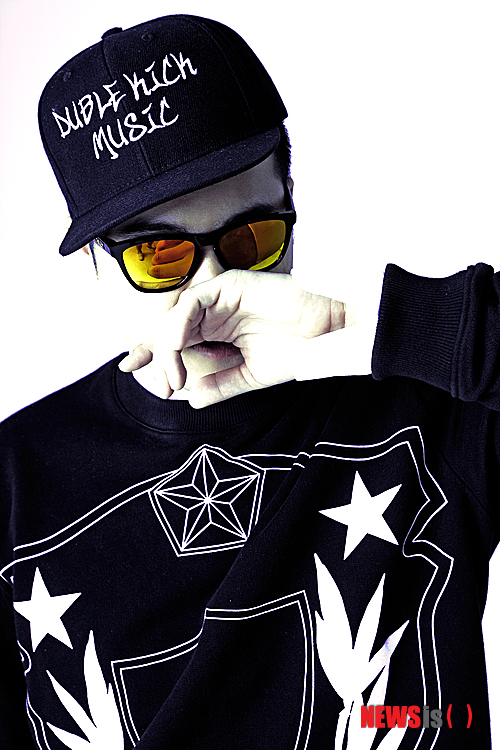 【서울=뉴시스】오제일 기자&nbsp; ○… 가수 겸 작사가 메이비(34)가 20일 디지털 싱글 '잘 지내니'를 발표한다. 2011년 싱글 '굿바이 밸런타인(Goodbye Valentine)' 이후 2년만이다. 소속사 블루브릿지는 16일 메이비가 카메라를 정면으로 응시하고 있는 티저영상을 공개했다.&nbsp;&nbsp; ○…혼성 듀오 '투개월'의 김예림(20)이 27일 신곡 '레인(Rain)'을 공개한다. 9월 초 발매를 앞둔 두 번째 미니 앨범 수록곡이다. 소속사 미스틱89는 16일 "비 오는 날이면 가장 먼저 생각나는 노래로 자리매김할 수 있을 것"이라며 재킷 이미지를 선보였다.&nbsp; ○…엠넷 '슈퍼스타K 4' 출신 그룹 '허니지'가 22일 정규앨범을 발매한다. 20일 먼저 공개되는 수록곡 '그대'를 포함해 모두 10개 트랙으로 구성됐다. 19일 같은 소속사 밴드 '버스커버스커'의 김형태(22)가 연출한 '그대'의 티저 영상을 공개하며 본격적인 활동에 나선다. 소속사 청춘뮤직은 "외적 변화는 물론, 음악적으로도 많이 노력하고 달라졌다"고 전했다.&nbsp; ○…작곡가 팀 '이단옆차기'가 본인들이 작곡한 그룹 '씨스타'의 '러빙유' R&B 버전을 16일 공개했다. 앞서 컬래버레이션 형태로 발표된 싱글 '내가 나를 봐도 슬퍼서' '눈물'을 잇는 프로젝트다. 멤버 마이키가 직접 노래하고 SBS TV 오디션 프로그램 'K팝스타'에 출연한 래퍼 올티가 피처링했다. 이단옆차기는 장근이와 마이키로 구성된 작곡가 팀이다. 최근 SBS TV 예능프로그램 '맨발의 친구들'의 '자작곡 만들기' 프로젝트에 심사위원으로 출연하기도 했다.&nbsp; ○…힙합듀오 'UV'가 16일 디지털 싱글 '설마 아닐거야'를 발표했다. 오래된 연인들이 권태기에 들어서면서 겪게 되는 에피소드를 다운 템포의 '슬로잼'으로 표현했다. 슬로잼은 부드러운 사운드의 음악과 솔직하고 대담한 가사를 포함한 장르다. 지난 5월 열린 UV 소극장 콘서트 '까치와 하니'에 게스트로 참여한 바 있는 가수 하동균(33)이 피처링했다. 음원 수익금은 전액 불우 이웃에게 기부할 계획이다. 앞서 UV는 '쿨하지 못해 미안해' '집행유애' '이태원 프리덤' 등을 발표, 주목받았다.&nbsp; ○…그룹 '2PM'의 준호(23)가 일본에서 발매한 첫 솔로 앨범 '기미노 코에'가 16일 국내 발매됐다. 준호가 수록곡을 비롯해 뮤직비디오와 재킷, 안무까지 모든 작업에 참여했다. 지난달 24일 일본에서 발매된 앨범으로 일본 타워레코드 1위, 오리콘 차트 3위를 기록하며 주목받았다. 동명의 타이틀곡은 '너의 목소리'라는 뜻의 밝은 댄스곡으로 이날 뮤직비디오와 함께 공개됐다. 팬들의 함성에서 모티프를 얻어 사랑하는 이의 목소리에 대한 가사를 담고 있다.&nbsp; kafka@newsis.com