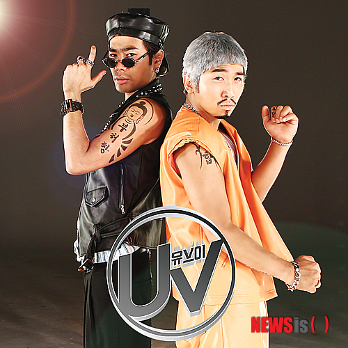 【서울=뉴시스】오제일 기자&nbsp; ○… 가수 겸 작사가 메이비(34)가 20일 디지털 싱글 '잘 지내니'를 발표한다. 2011년 싱글 '굿바이 밸런타인(Goodbye Valentine)' 이후 2년만이다. 소속사 블루브릿지는 16일 메이비가 카메라를 정면으로 응시하고 있는 티저영상을 공개했다.&nbsp;&nbsp; ○…혼성 듀오 '투개월'의 김예림(20)이 27일 신곡 '레인(Rain)'을 공개한다. 9월 초 발매를 앞둔 두 번째 미니 앨범 수록곡이다. 소속사 미스틱89는 16일 "비 오는 날이면 가장 먼저 생각나는 노래로 자리매김할 수 있을 것"이라며 재킷 이미지를 선보였다.&nbsp; ○…엠넷 '슈퍼스타K 4' 출신 그룹 '허니지'가 22일 정규앨범을 발매한다. 20일 먼저 공개되는 수록곡 '그대'를 포함해 모두 10개 트랙으로 구성됐다. 19일 같은 소속사 밴드 '버스커버스커'의 김형태(22)가 연출한 '그대'의 티저 영상을 공개하며 본격적인 활동에 나선다. 소속사 청춘뮤직은 "외적 변화는 물론, 음악적으로도 많이 노력하고 달라졌다"고 전했다.&nbsp; ○…작곡가 팀 '이단옆차기'가 본인들이 작곡한 그룹 '씨스타'의 '러빙유' R&B 버전을 16일 공개했다. 앞서 컬래버레이션 형태로 발표된 싱글 '내가 나를 봐도 슬퍼서' '눈물'을 잇는 프로젝트다. 멤버 마이키가 직접 노래하고 SBS TV 오디션 프로그램 'K팝스타'에 출연한 래퍼 올티가 피처링했다. 이단옆차기는 장근이와 마이키로 구성된 작곡가 팀이다. 최근 SBS TV 예능프로그램 '맨발의 친구들'의 '자작곡 만들기' 프로젝트에 심사위원으로 출연하기도 했다.&nbsp; ○…힙합듀오 'UV'가 16일 디지털 싱글 '설마 아닐거야'를 발표했다. 오래된 연인들이 권태기에 들어서면서 겪게 되는 에피소드를 다운 템포의 '슬로잼'으로 표현했다. 슬로잼은 부드러운 사운드의 음악과 솔직하고 대담한 가사를 포함한 장르다. 지난 5월 열린 UV 소극장 콘서트 '까치와 하니'에 게스트로 참여한 바 있는 가수 하동균(33)이 피처링했다. 음원 수익금은 전액 불우 이웃에게 기부할 계획이다. 앞서 UV는 '쿨하지 못해 미안해' '집행유애' '이태원 프리덤' 등을 발표, 주목받았다.&nbsp; ○…그룹 '2PM'의 준호(23)가 일본에서 발매한 첫 솔로 앨범 '기미노 코에'가 16일 국내 발매됐다. 준호가 수록곡을 비롯해 뮤직비디오와 재킷, 안무까지 모든 작업에 참여했다. 지난달 24일 일본에서 발매된 앨범으로 일본 타워레코드 1위, 오리콘 차트 3위를 기록하며 주목받았다. 동명의 타이틀곡은 '너의 목소리'라는 뜻의 밝은 댄스곡으로 이날 뮤직비디오와 함께 공개됐다. 팬들의 함성에서 모티프를 얻어 사랑하는 이의 목소리에 대한 가사를 담고 있다.&nbsp; kafka@newsis.com