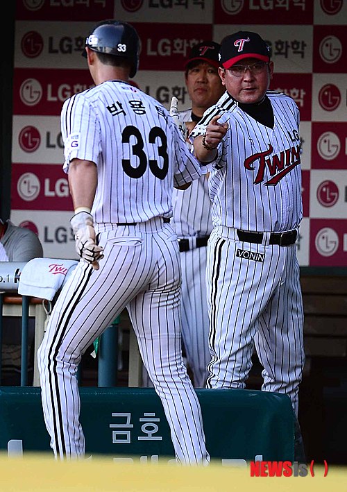 【서울=뉴시스】LG 트윈스 김기태(46) 감독이 문선재(23)에게 미안함을 전했다. 사진은 15일 잠실 한화전에서의 김 감독의 모습. (사진 = 뉴시스 DB)