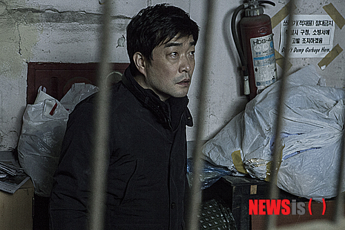 【서울=뉴시스】박영주 기자 = 손현주(48) 주연 스릴러 ‘숨바꼭질’(감독 허정)이 17일 하루 관객 51만 명을 모으며 개봉 나흘 만에 손익분기점을 넘어섰다.  영화진흥위원회 영화관입장권 통합전산망에 따르면, ‘숨바꼭질’은 17일 779개관에서 3978번 상영돼 51만5347명(누적 160만547명)을 기록하며 박스오피스 1위에 올랐다.  남의 집에 몸을 숨기고 사는 낯선 사람들로부터 ‘우리 집’을 지키기 위한 두 가장의 숨 가쁜 사투를 그렸다. 나흘 만에 손익분기점인 140만명을 넘기며, 역시 나흘 만에 손익분기점인 220만명을 넘어선 ‘은밀하게 위대하게’와 타이기록을 세웠다.  역대 8월 셋째주 주말 최고 스코어이기도 하다. 당일 관객 38만606명인 ‘국가대표’(2009), 37만4920명인 ‘최종병기 활’(2011), 33만9338명인 ‘바람과 함께 사라지다’(2012), 30만3132명인 ‘아저씨’(2010), 29만2351명인 ‘괴물’(2006) 등을 모두 앞질렀다.  한편, 같은날 개봉한 ‘감기’(감독 김성수)는 806개관에서 3795번 상영돼 37만9676명(누적 152만40명)을 모아 2위에 올랐다.  gogogirl@newsis.com