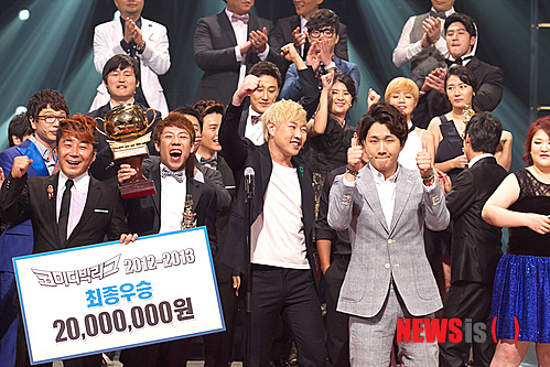 【서울=뉴시스】김정환 기자 = 개그 트리오 ‘개불’이 tvN ‘코미디 빅리그’의 2012~2013 정규시즌에서 우승했다.&nbsp; 양세찬, 이용진, 이진호로 이뤄진 개불은 17일 밤 ‘코미디 빅리그’ 제45라운드에서 ‘삼미 슈퍼스타즈’, ‘아3인’ 등과 접전 끝에 승리하며 우승상금 2000만원을 챙겼다.&nbsp; 준우승한 삼미슈퍼스타즈에게는 상금 1000만원이 주어졌다.&nbsp; ‘개불’의 리더 이용진은 “지난 1년 동안 양세찬의 입원, 새 멤버 영입 등 많은 일들이 있었다. 철 없는 형을 잘 따라준 두 동생에게 감사한다”면서 “다음 시즌에서도 도끼를 갈아서 바늘을 만든다는 마부위침(磨斧爲針)의 자세로 준비해 ‘코빅’이 대한민국 최고 콘텐츠가 될 수 있게 노력하겠다”고 밝혔다.&nbsp; 조연상 박충수(삼미슈퍼스타즈), 신인상 이세영(박혁가세), 여자MVP 김미려(삼미슈퍼스타즈), 남자 MVP는 양세찬(개불)에게 돌아갔다.&nbsp; ‘코미디 빅리그’는 한 달 여 정비기를 거쳐 9월 말부터 2013~2014 정규리그를 시작한다.&nbsp; ace@newsis.com