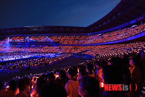 【도쿄=뉴시스】이재훈 기자 = 한류듀오 '동방신기'(유노윤호·최강창민)가 현지 가수가 아닌 외국인 가수로는 처음으로 17, 18일 일본 요코하마 닛산 스타디움에서 5대 돔 투어의 피날레 '동방신기 라이브 투어 2013 타임'을 펼쳤다.&nbsp; realpaper7@newsis.com&nbsp; 