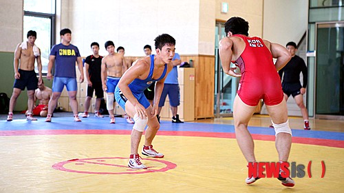 【전주=뉴시스】김운협 기자 = 18일 전주대학교 레슬링부는 대학내 류인탁 체육관에서 중국 3개 지역(광동성, 섬서성, 신장위구르 자치구) 선수단과 전북도청, 상무, 수원시청, 제주시청 등 국내 우수 실업팀 및 대학팀 총 60여 명이 한중 연합 합동훈련을 22일까지 진행 중이라고 밝혔다. 사진은 합동훈련 중인 선수들의 모습이다. 2013.08.18. (사진=전주대학교 레슬링부 제공)&nbsp; photo@newsis.com