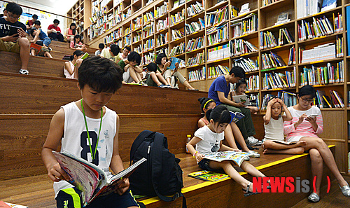 【서울=뉴시스】강진형 기자 = 서울 지역 초,중,고교 개학을 앞두고 있는 18일 오후 서울 중구 태평로1가 서울도서관을 찾은 학생과 시민들이 책을 읽고 있다. 2013.08.18.&nbsp; marrymero@newsis.com