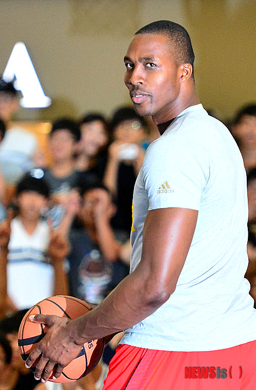 【서울=뉴시스】 박문호 기자 = 드와이트 하워드(휴스턴 로키츠, 센터) 선수가 18일 오후 서울 영등포 타임스퀘어 아트리움에서 열린 ‘드와이트 타임 - NBA 최고 센터 드와이트 하워드 선수 vs 하하&정형돈의 농구 대결’에서 골대를 바라보고 있다. 2013.08.18.&nbsp; go2@newsis.com 