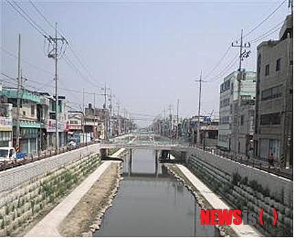 【부산=뉴시스】허상천 기자 = 부산의 대표적 오염하천인 감전동 삼락천과 감전천이 21일 ‘하천정비사업 준공식'을 갖고 맑은 물이 흐르는 '착한하천'으로 거듭난다. 2013.08.19. (사진 = 부산시 제공) photo@newsis.com