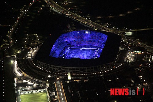 【도쿄=뉴시스】이재훈 기자 = 한류듀오 '동방신기'(유노윤호·최강창민)가 현지 가수가 아닌 외국인 가수로는 처음으로 17, 18일 일본 요코하마 닛산 스타디움에서 5대 돔 투어의 피날레 '동방신기 라이브 투어 2013 타임'을 펼쳤다.&nbsp; 이틀 간 14만4000명을 모으며 기염을 토한 동방신기는 2005년 일본에서 데뷔했다.&nbsp; ▲청중 수 = 2006년부터 올해 '타임' 투어까지 194만70000명.&nbsp; ▲5대돔 투어 = 지난 4월27일 사이타마 아레나를 시작으로 삿포로돔, 나고야돔, 후쿠오카 야후오크돔, 오사카 교세라돔을 거쳐 지난 6월 15~17일 도쿄돔까지 '타임' 돔 투어로 70만명 모음, 아시아 아티스트 최초, 해외 아티스트로는 본 조비, 이글, 빌리 조엘에 이어 네 번째.&nbsp; ▲닛산 스타디움 공연 = 요코하마 국제종합경기장이라는 이름으로 1998년 개장. 동방신기는 일본 아티스트 포함 역대 13번째로 이 무대에 오름. 해외 아티스트 중에서는 사상 첫 공연.&nbsp; ▲동방신기 오리콘차트 기록 = 주간 싱글차트 통산 12회 1위(역대 해외 아티스트 최다 1위), 주간 싱글차트 톱10 진입은 2006년 8월 일곱번째 싱글 '스카이' 이후 28번째, 오리콘 위클리 앨범 차트 통산 3회 1위.&nbsp; realpaper7@newsis.com&nbsp;&nbsp;&nbsp;&nbsp; 