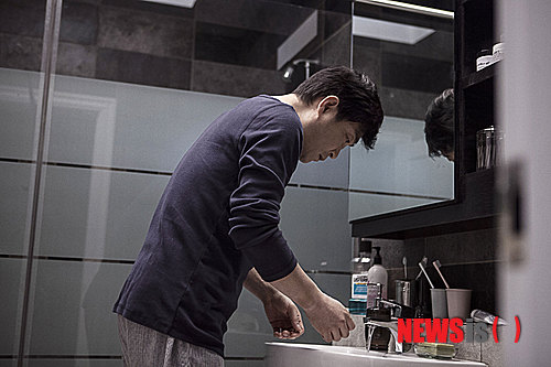 【서울=뉴시스】박영주 기자 = 한국영화와 애니메이션이 관객들의 사랑을 양분했다. 애니메이션을 제외한 할리우드 영화는 실종 상태다.  1위는 스릴러 '숨박꼭질'(감독 허정)이 차지했다. 영화진흥위원회 영화관입장권 통합전산망에 따르면 '숨바꼭질'은 16~18일 1만1722번 상영돼 135만3185명을 극장으로 불렀다. 누적관객 212만6186명으로 손익분기점 140만명을 훌쩍 넘겼다. 남의 집에 몸을 숨기고 사는 낯선 사람들로부터 '우리 집'을 지키기 위한 두 가장의 숨가쁜 사투를 그렸다. 손현주(48)를 비롯해 문정희(37) 전미선(43)이 주연했다.  장혁(37) 수애(33) 주연 재난 블록버스터 '감기'(감독 김성수)는 1만1011번 상영돼 97만229명(누적관객 185만4655명)을 모아 2위에 올랐다. 폐쇄된 도시에 갇혀 버린 호흡기 감염자들의 사투를 그렸다.  제작비 460억을 들인 대작인 '설국열차'(감독 봉준호)는 3위로 떨어졌다. 8375번 상영돼 69만5985명(누적관객 818만2097명)을 앉혔다.  4위는 하정우(35) 주연 '더 테러 라이브'(감독 김병우)다. 8375번 상영돼 47만9755명을 끌었다. 누적관객은 502만8928명이다.  5~10위는 모두 애니메이션이 차지했다. 그룹 '카라'의 한승연(25)과 '2AM'의 정진운(22)이 더빙한 애니메이션 '에픽: 숲속의 전설'(감독 크리스 웨지)이 344개관에서 2513번 상영돼 17만5514명(누적관객 80만4276명)으로 5위다.  6위는 226개관에서 1157번 상영돼 7만9621명(누적관객 186만5356명)을 모은 '터보'(감독 데이비드 소렌)의 몫이다.  7위는 6만2699명(누적관객 87만726명)의 '개구쟁이 스머프2'(감독 라자 고스넬), 8위는 6만658명(〃35만9695명)의 '명탐정 코난: 수평선상의 음모'(감독 야마모토 야스이치로), 9위는 1만5932명(〃 3만2473명)의 '슈퍼윙스 3D'(감독 올가 로패토), 10위에는 1만3834명(〃 2만6559명)의 '언어의 정원'(감독 신카이 마코토)이 랭크됐다.  gogogirl@newsis.com