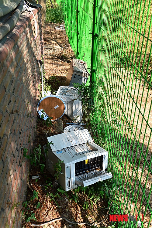 【창원=뉴시스】강경국 기자 = 20일 경남도의회 길모퉁이에 버려진 컴퓨터 본체와 모니터, 프린터, 선풍기 등이 한 달 넘게 흉물스럽게 방치돼 있다. 2013.08.20.&nbsp;&nbsp; kgkang@newsis.com