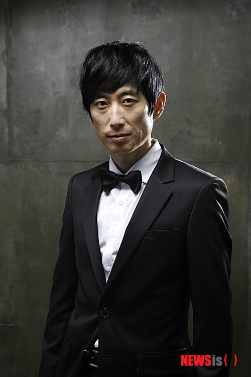 【서울=뉴시스】김정환 기자 = 스릴러 ‘숨바꼭질’에서 손현주(48)가 연기한 ‘성수’의 형 ‘성철’역으로 영화 내내 긴장감을 극대화한 인물의 정체가 밝혀졌다.  연극배우 김원해(44)다. tvN ‘SNL코리아’의 크루로 활약하며 시사평론가 진중권(50)씨를 패러디한 ‘진중건’ 등으로 얼굴을 알리고 있다.  서울예대 연극과를 나온 김원해는 1991년 뮤지컬 '철부지들'로 데뷔한 이래 수많은 연극에 출연했다. 2008년 ‘제1회 올해의 젊은 연극인상’을 수상하며 연기력을 인정받았다.  2011년 ‘SNL코리아’로 방송에 발을 디뎠으며 같은 방송사 드라마 ‘인현왕후의 남자’(2012), ‘나인’(2013) 등에 등장했다.  영화 ‘굿모닝 프레지던트’(2009) ‘로맨틱 헤븐’(2011) ‘코리아’(2012) 등을 거쳐 올해 ‘마이 리틀히어로’, ‘미나 문방구’ 등에 조연으로 나섰다.  ‘숨바꼭질’에서 성철은 어린 시절 성수가 질투심에서 한 거짓말의 희생양이다. 이 때문에 성수는 최근 자신의 주변에서 일어나는 피를 말리는 사건들의 배후에 행방이 묘연해졌다가 십 수년만에 나타난 성철있는 것으로 의심, 강박증에 시달리게 된다. 특히 잠든 성수의 침대 위 천장에서 물울 뚝뚝 떨어뜨리며 기어다니던 성철이 성수에게 뛰어들어 목을 조르는 성수의 악몽신은 관객을 경악시킨다.  ‘숨바꼭질’이 20일 관객 250만명 돌파를 앞두고 있다. 그러나 그가 성철을 연기했다는 것을 아는 사람은 거의 없다. 선천성 피부병을 앓고 있는 것으로 설정되면서 붉은 반점 등으로 분장하고, 복수심에 불타며 폐인으로 사는 사람답게 헤어스타일과 의상을 매우 남루하게 꾸민 탓이다. 무엇보다 성철의 분량이 상당 부분 편집되면서 모처럼의 흥행성공작을 통해 얼굴을 알릴 기회를 놓쳤다.  포털사이트의 김원해 프로필에도 아직 ‘숨바꼭질’은 올라있지 않다.  연출자 허정(32) 감독은 “평소 ‘SNL 코리아’를 즐겨 보다 김원해 선배의 연기력에 반해 캐스팅했다. 영화에서도 기대에 걸맞게 훌륭한 연기를 펼쳤다”면서 “김 선배의 촬영 분량은 더 있지만 사정상 부득이 편집하게 돼 김 선배에게 정말 죄송하다”고 전했다.   김원해는 ‘SNL 코리아’에 출연하는 한편, 연극 ‘짬뽕’ ‘서툰 사람들’ ‘안녕 버터플라이’ 등을 공연 중이다.  ace@newsis.com 