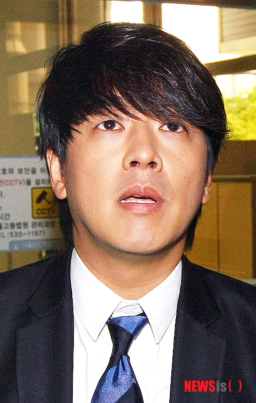 【서울=뉴시스】고승민 인턴기자 = 배우 류시원이 지난 5월 부인 조씨로부터 위치 정보의 보호 및 이용 등에 관한 법률 위반과 폭행 혐의로 고소를 당한 가운데 20일 오후 공판을 받기 위해 서울 서초구 서초동 서울중앙지법으로 들어서기 전 취재진과 인터뷰하고 있다. 2013.08.20.&nbsp; kkssmm99@newsis.com