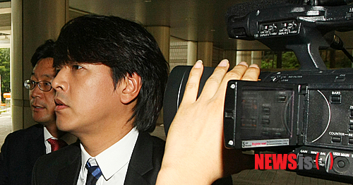 【서울=뉴시스】고승민 인턴기자 = 배우 류시원이 지난 5월 부인 조씨로부터 위치 정보의 보호 및 이용 등에 관한 법률 위반과 폭행 혐의로 고소를 당한 가운데 20일 오후 공판을 받기 위해 서울 서초구 서초동 서울중앙지법으로 들어서고 있다. 2013.08.20.&nbsp; kkssmm99@newsis.com