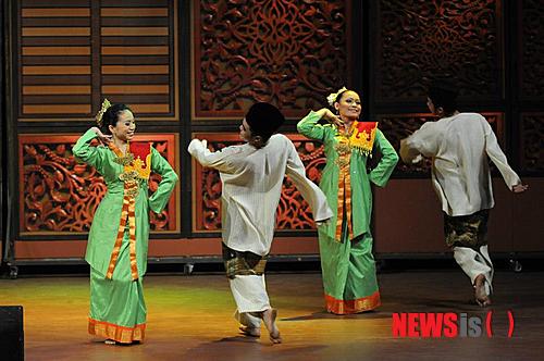 【서울=뉴시스】김정환 기자 = 한국예술종합학교 무용원 부설 세계민족무용연구소(소장 허영일 무용원장)이 세계 무형문화재 초청 시리즈 16번째 무대인 ‘말레이시아의 밤, MALAYSIA NIGHT’를 연다. 9월12일 서울 서초동 교사 KNUA홀, 13일 석관동 교사 예술극장에서 오후 7시에 막을 올린다.&nbsp; 올해는 말레이시아 예술대학인 아스와라 무용학부를 대표하는 ADC(아스와라 댄스 컴퍼니)가 바라타나티얌(인도 고전무용–푸시판잘리와 알라리푸, 자티스와람, 파담: 네트란티 네라틸레, 틸라나), 말레이시아 고전무용(조겟 가멜란, 테리나이, 멩가답레밥), 말레이시아 포크댄스(타리 이나이, 자핀 수아라 시암, 이낭, 조겟 칵 쿤 칵), 컨템포러리(알라립푸, 위라마, 타팍4) 등 다양한 춤을 4부에 걸쳐 소개한다.&nbsp; 공연 당일 낮에는 아스와라 무용가들과 함께 하는 워크숍도 열려 해외 무용가들과 교류할 수 있다.&nbsp; 세계 무형문화재 초청공연은 1999년 일본 전통무용 ‘노가쿠’를 시작으로 매년 개최되고 있다. 그 동안 중국, 인도, 캄보디아, 몽골, 방글라데시 등의 무형문화재가 소개됐다.&nbsp; 국내 공연 문화 활성화를 꾀하고, 국제적 공연을 치를 수 있는 기반을 마련하며, 나아가 국제교류를 통한 문화 자극을 통해 새로운 무용 창작 여건과 신개념 공연 생성 등 문화산업 발전을 목표로 한다. 학술적인 면에서도 심도 있는 정신문화를 교류함과 동시에 심포지엄을 통한 예술과 지식 인프라를 구축하는데 기여하고 있다.&nbsp; ace@newsis.com 
