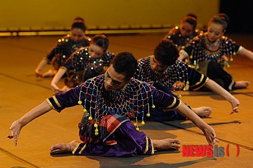 【서울=뉴시스】김정환 기자 = 한국예술종합학교 무용원 부설 세계민족무용연구소(소장 허영일 무용원장)이 세계 무형문화재 초청 시리즈 16번째 무대인 ‘말레이시아의 밤, MALAYSIA NIGHT’를 연다. 9월12일 서울 서초동 교사 KNUA홀, 13일 석관동 교사 예술극장에서 오후 7시에 막을 올린다.&nbsp; 올해는 말레이시아 예술대학인 아스와라 무용학부를 대표하는 ADC(아스와라 댄스 컴퍼니)가 바라타나티얌(인도 고전무용–푸시판잘리와 알라리푸, 자티스와람, 파담: 네트란티 네라틸레, 틸라나), 말레이시아 고전무용(조겟 가멜란, 테리나이, 멩가답레밥), 말레이시아 포크댄스(타리 이나이, 자핀 수아라 시암, 이낭, 조겟 칵 쿤 칵), 컨템포러리(알라립푸, 위라마, 타팍4) 등 다양한 춤을 4부에 걸쳐 소개한다.&nbsp; 공연 당일 낮에는 아스와라 무용가들과 함께 하는 워크숍도 열려 해외 무용가들과 교류할 수 있다.&nbsp; 세계 무형문화재 초청공연은 1999년 일본 전통무용 ‘노가쿠’를 시작으로 매년 개최되고 있다. 그 동안 중국, 인도, 캄보디아, 몽골, 방글라데시 등의 무형문화재가 소개됐다.&nbsp; 국내 공연 문화 활성화를 꾀하고, 국제적 공연을 치를 수 있는 기반을 마련하며, 나아가 국제교류를 통한 문화 자극을 통해 새로운 무용 창작 여건과 신개념 공연 생성 등 문화산업 발전을 목표로 한다. 학술적인 면에서도 심도 있는 정신문화를 교류함과 동시에 심포지엄을 통한 예술과 지식 인프라를 구축하는데 기여하고 있다.&nbsp; ace@newsis.com 