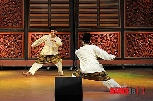 【서울=뉴시스】김정환 기자 = 한국예술종합학교 무용원 부설 세계민족무용연구소(소장 허영일 무용원장)이 세계 무형문화재 초청 시리즈 16번째 무대인 ‘말레이시아의 밤, MALAYSIA NIGHT’를 연다. 9월12일 서울 서초동 교사 KNUA홀, 13일 석관동 교사 예술극장에서 오후 7시에 막을 올린다.&nbsp; 올해는 말레이시아 예술대학인 아스와라 무용학부를 대표하는 ADC(아스와라 댄스 컴퍼니)가 바라타나티얌(인도 고전무용–푸시판잘리와 알라리푸, 자티스와람, 파담: 네트란티 네라틸레, 틸라나), 말레이시아 고전무용(조겟 가멜란, 테리나이, 멩가답레밥), 말레이시아 포크댄스(타리 이나이, 자핀 수아라 시암, 이낭, 조겟 칵 쿤 칵), 컨템포러리(알라립푸, 위라마, 타팍4) 등 다양한 춤을 4부에 걸쳐 소개한다.&nbsp; 공연 당일 낮에는 아스와라 무용가들과 함께 하는 워크숍도 열려 해외 무용가들과 교류할 수 있다.&nbsp; 세계 무형문화재 초청공연은 1999년 일본 전통무용 ‘노가쿠’를 시작으로 매년 개최되고 있다. 그 동안 중국, 인도, 캄보디아, 몽골, 방글라데시 등의 무형문화재가 소개됐다.&nbsp; 국내 공연 문화 활성화를 꾀하고, 국제적 공연을 치를 수 있는 기반을 마련하며, 나아가 국제교류를 통한 문화 자극을 통해 새로운 무용 창작 여건과 신개념 공연 생성 등 문화산업 발전을 목표로 한다. 학술적인 면에서도 심도 있는 정신문화를 교류함과 동시에 심포지엄을 통한 예술과 지식 인프라를 구축하는데 기여하고 있다.&nbsp; ace@newsis.com 