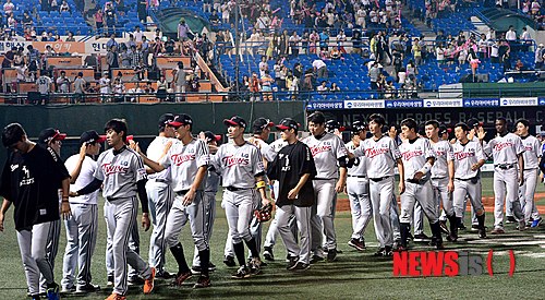 【서울=뉴시스】전신 기자 = 20일 오후 서울 목동야구장에서 열린 2013 프로야구 넥센 히어로즈와 LG 트윈스의 경기에서 5-3 승리한 LG 선수들이 자축하고 있다. 2013.08.20. photo1006@newsis.com