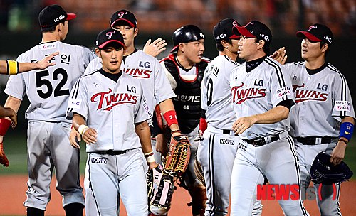 【서울=뉴시스】전신 기자 = 20일 오후 서울 목동야구장에서 열린 2013 프로야구 넥센 히어로즈와 LG 트윈스의 경기에서 5-3 승리한 LG 선수들이 자축하고 있다. 2013.08.20. photo1006@newsis.com