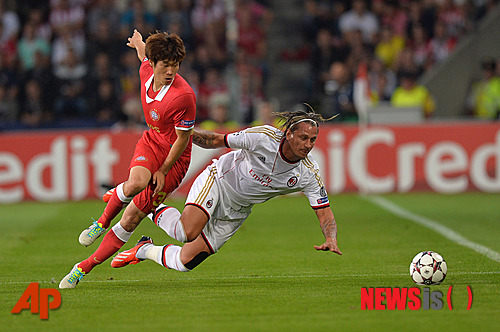 【에인트호벤=AP/뉴시스】박지성(32·왼쪽)은 21일 오전 3시45분(한국시간) 네덜란드 에인트호벤의 필립스 스타디움에서 열린 유럽축구연맹(UEFA) 챔피언스리그 2013~2014시즌 플레이오프 1차전 PSV에인트호벤과 AC밀란의 홈경기에 선발로 출전해 약 68분간 그라운드를 누비며 성공적인 복귀전을 치렀다. AC밀란의 필리페 멕세스를 따돌리고 돌파를 시도하는 박지성의 모습