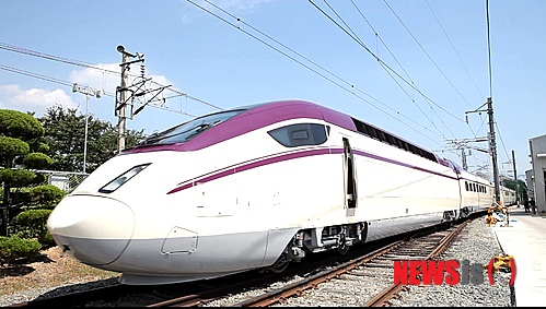 【창원=뉴시스】강경국 기자 = 고속열차 제작사인 현대로템이 호남고속차량을 20일 공개했다.&nbsp; 호남고속차량은 국내 순수 기술로 탄생한 KTX-산천을 기반으로 기존 차량의 장점을 극대화하는 동시에 문제점들을 대폭 개선했다고 발표했다.&nbsp; KTX-산천의 고장률은 2013년 기준 0.195%로 운행초기인 2010년(1.373%) 대비 7배나 감소하는 성과를, KTX-산천의 문제점으로 지적됐던 부품 및 구성품의 평균개선율은 82%에 달한다고 현대로템은 설명했다. 외관은 탄환이 날아가는 컨셉트로 공기역학적이고 날렵한 고속차량 이미지를 구현했다.&nbsp; 아이보리 바탕색에 와인색 벨트의 혼용으로 강한 대비를 표현했으며 전두부 헤드라이트 형상 개선과 금속 소재의 그릴 적용으로 강하고 빠른 고속차량 이미지를 돋보이게 했다.&nbsp; 호남고속철도에 운행할 열차는 지난해 4월 제작에 착수해 1년 4개월 만에 완료돼 3개월간 제작공장내 시운전선에서 각종 기능 확인을 거쳐 11월부터 경부 및 호남고속철도 운행선에서 10만㎞ 이상 시운전을 시행할 계획이다. 2013.08.21. (사진=현대로템 제공)&nbsp; kgkang@newsis.com