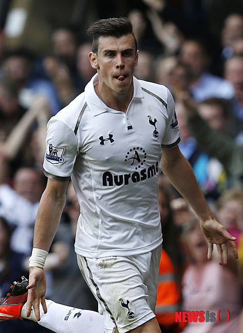 【서울=뉴시스】박지혁 기자 = 올해 여름 유럽축구 이적시장의 최대어 가레스 베일(24·토트넘)이 이적료 9300만 파운드(1630억원)에 스페인 프로축구 레알 마드리드로 이적하기로 합의했다는 보도가 나왔다. 사진은 지난 5월20일 2012~2013시즌 잉글랜드 프리미어리그 선더랜드와의 경기에서 골을 터뜨린 베일의 모습. 