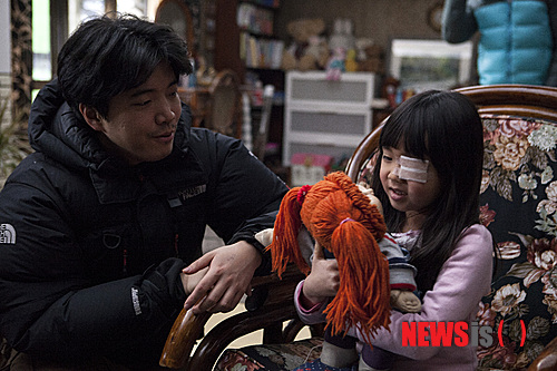 【서울=뉴시스】김정환 기자 = 스릴러 ‘숨바꼭질’이 300만 관객을 눈 앞에 두고 있다. 14일 개봉해 열흘도 안 돼서다. 중고생의 여름방학이 끝나고 직장인의 여름휴가도 막바지이건만 흥행기세는 그대로다.&nbsp;&nbsp; ace@newsis.com