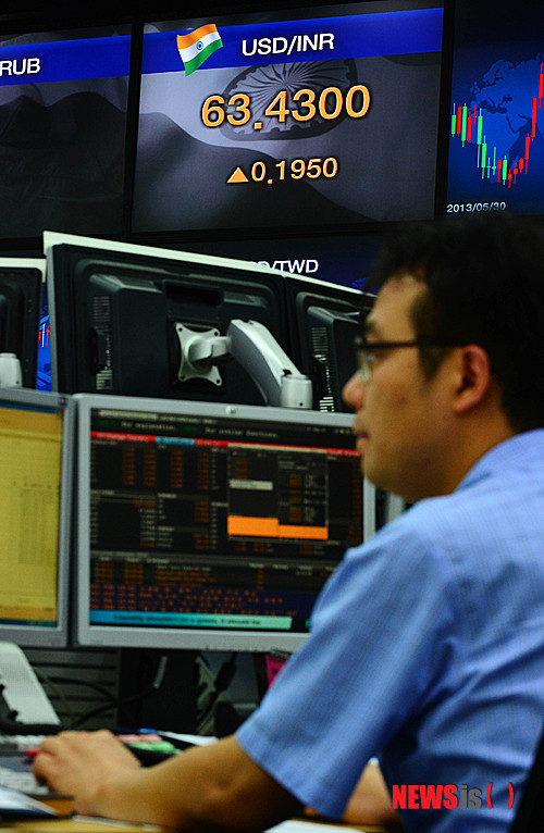 인도 루피화 사상 최저치 경신…"中銀 시장 개입 계속"