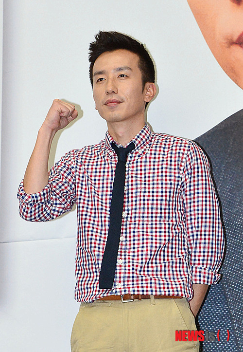 【서울=뉴시스】김기태 기자 = 21일 오후 서울 여의도 KBS 신관 국제회의장에서 열린 유희열의 스케치북 방송 200회 기념 기자간담회에서 유희열이 포토타임을 갖고 있다. 지난 2009년 4월에 시작된 고품격 음악방송 '유희열 스케치북'은 오는 23일 200회 특집이 방송된다. 2013.08.21.&nbsp; presskt@newsis.com