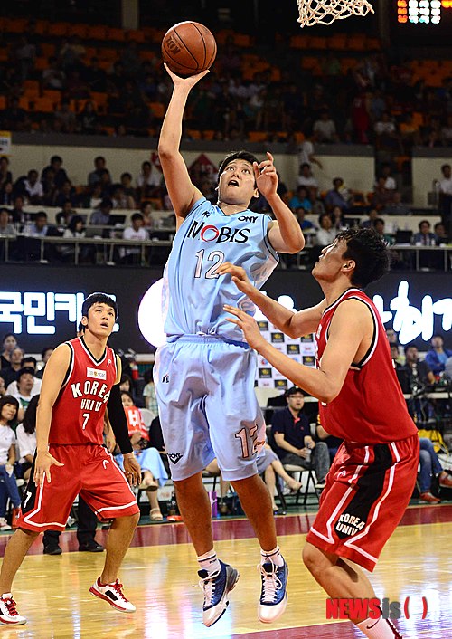 【서울=뉴시스】전신 기자 = 21일 오후 서울 잠실학생체육관에서 열린 2013 남자농구 프로-아마최강전 4강전 울산 모비스와 고려대의 경기에서 모비스 함지훈이 고려대 이종현의 수비를 피해 슛을 시도하고 있다. 2013.08.21.&nbsp;&nbsp; photo1006@newsis.com