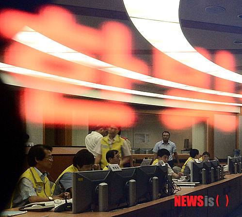 【서울=뉴시스】홍찬선 기자 = 한빛 원전 6호기(100만㎾급)의 고장 정지로 전력사정이 악화됨에 따라 올 여름들어 세번째로 전력수급경보 '관심' 단계(300만~399만㎾)가 발령됐다. 21일 오후 서울 강남구 삼성동 전력거래소 전광판에 관계자들이 전력수급상황을 지켜보는 모습이 반영되고 있다.&nbsp; 전력거래소는 이날 오후 3시28분 현재 예비전력이 350만㎾ 미만으로 떨어짐에 따라 전력경보 2단계인 '관심'을 발령한다고 밝혔다. 지난 6월5일과 이달 9일에 이어 올 여름들어 세번째 전력경보 '관심' 발령이다.&nbsp; 전력거래소 관계자는 "오후 2시44분 한빛 원전 6호기가 고장 정지하면서 공급능력이 떨어져 전력수급 상황이 나빠졌다"고 설명했다. 2013.08.21.&nbsp; mania@newsis.com