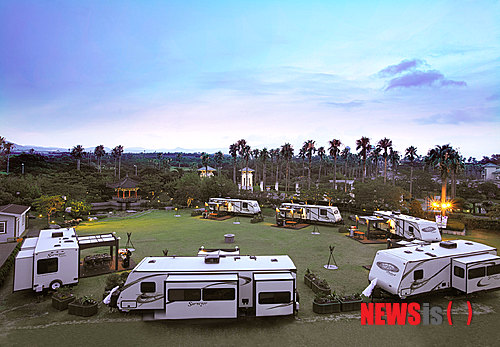 【서울=뉴시스】김정환 기자 ○…제주 서귀포 롯데호텔은 ‘캠핑 디너 패키지’를 팔고 있다. 캠핑의 로망을 실현하되 럭셔리하고 안락하게 하고 싶은 사람들을 위한 것이다. ace@newsis.com