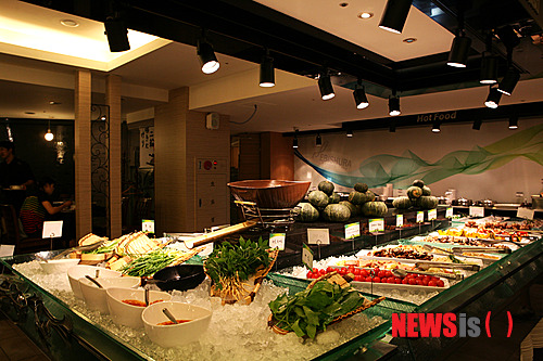 【서울=뉴시스】김정환의 ‘맛있는 집’&nbsp; ‘뷔페’가 진화하고 있다. 과거 육류 중심에서 해산물 중심으로 이동한 뒤 채소와 과일 중심의 ‘웰빙 뷔페’로 가더니, 몸은 물론 정신까지 건강하게 해주는 ‘힐링 뷔페’가 등장하기에 이르렀다.&nbsp; 문화부 차장 ace@newsis.com