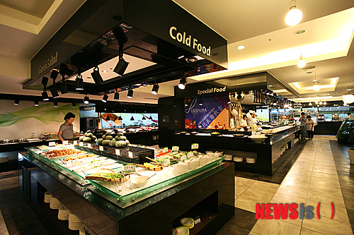 【서울=뉴시스】김정환의 ‘맛있는 집’&nbsp; ‘뷔페’가 진화하고 있다. 과거 육류 중심에서 해산물 중심으로 이동한 뒤 채소와 과일 중심의 ‘웰빙 뷔페’로 가더니, 몸은 물론 정신까지 건강하게 해주는 ‘힐링 뷔페’가 등장하기에 이르렀다.&nbsp; 문화부 차장 ace@newsis.com