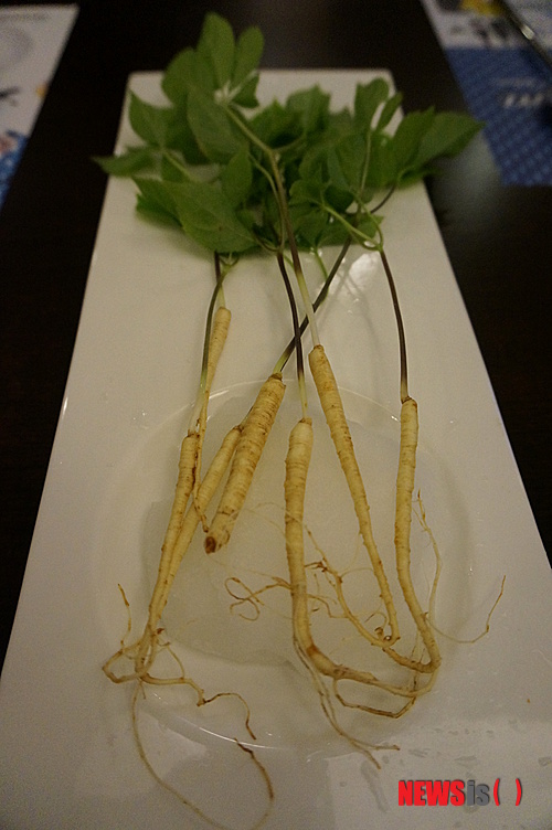 【서울=뉴시스】김정환의 ‘맛있는 집’&nbsp; ‘뷔페’가 진화하고 있다. 과거 육류 중심에서 해산물 중심으로 이동한 뒤 채소와 과일 중심의 ‘웰빙 뷔페’로 가더니, 몸은 물론 정신까지 건강하게 해주는 ‘힐링 뷔페’가 등장하기에 이르렀다.&nbsp; 문화부 차장 ace@newsis.com