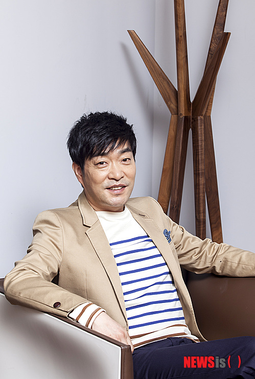 【서울=뉴시스】김정환 기자 = ‘영화배우’보다 ‘탤런트’라는 호칭이 어울린 배우가 있다. 수많은 TV드라마에서 주연과 조연을 가리지 않고 활약해왔지만 영화에는 과거 간간이 출연했을 뿐 좀처럼 만날 수 없었기 때문이다.&nbsp; 그 배우가 올 들어 한풀이라도 하듯 두 편의 영화에서 한 번은 조연, 또 한 번은 주연으로 도합 1000만 관객을 넘보고 있다.&nbsp; 손현주(48) 얘기다.&nbsp; ace@newsis.com