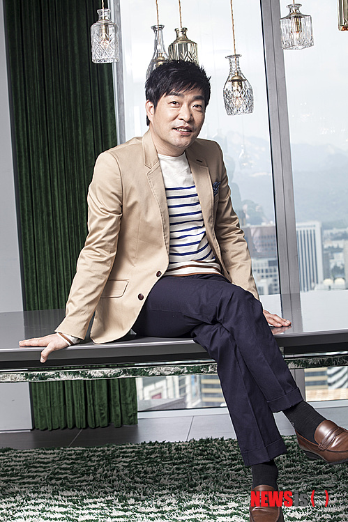 【서울=뉴시스】김정환 기자 = ‘영화배우’보다 ‘탤런트’라는 호칭이 어울린 배우가 있다. 수많은 TV드라마에서 주연과 조연을 가리지 않고 활약해왔지만 영화에는 과거 간간이 출연했을 뿐 좀처럼 만날 수 없었기 때문이다.&nbsp; 그 배우가 올 들어 한풀이라도 하듯 두 편의 영화에서 한 번은 조연, 또 한 번은 주연으로 도합 1000만 관객을 넘보고 있다.&nbsp; 손현주(48) 얘기다.&nbsp; ace@newsis.com