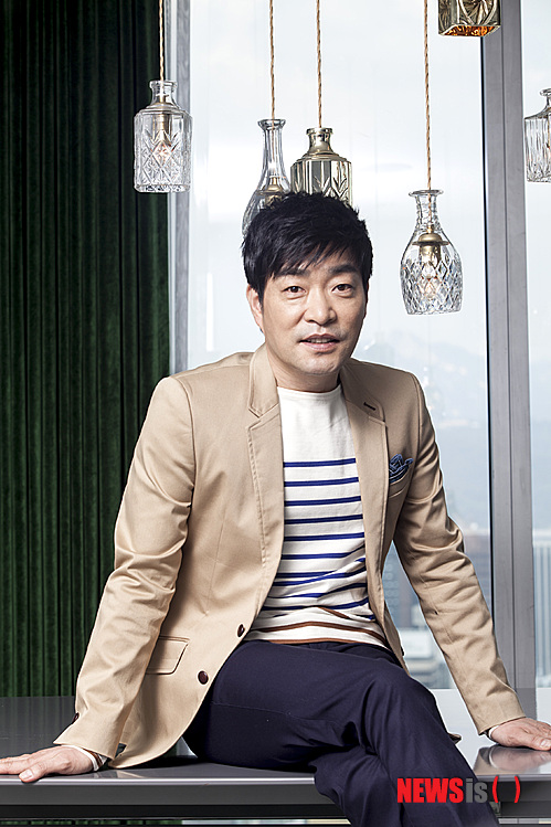 【서울=뉴시스】김정환 기자 = ‘영화배우’보다 ‘탤런트’라는 호칭이 어울린 배우가 있다. 수많은 TV드라마에서 주연과 조연을 가리지 않고 활약해왔지만 영화에는 과거 간간이 출연했을 뿐 좀처럼 만날 수 없었기 때문이다.&nbsp; 그 배우가 올 들어 한풀이라도 하듯 두 편의 영화에서 한 번은 조연, 또 한 번은 주연으로 도합 1000만 관객을 넘보고 있다.&nbsp; 손현주(48) 얘기다.&nbsp; ace@newsis.com