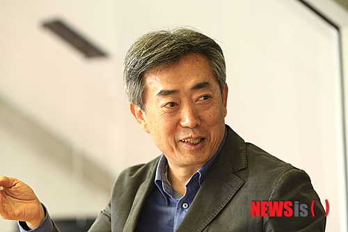 【서울=뉴시스】이재훈 기자 = "자체 조사결과, 사재기를 한 사실이 없습니다."&nbsp; 베스트셀러 작가 황석영, 김연수, 백영옥의 소설을 사재기했다는 의혹을 받고 있는 출판사 '자음과 모음'의 새 대표로 내정된 문학평론가 황광수(69)씨는 22일 이렇게 말했다.&nbsp; SBS TV 시사 고발프로그램 '현장21'이 2회에 걸쳐 방송한 내용은 "자음과모음이 사재기를 했다고 단정한 보도"라며 "책들을 비추면서 자음과모음 책은 유독 클로즈업 하고, 다른 출판사들의 책들은 뿌옇게 처리하더라. 악의적인 것인지 아닌지에 대한 의심도 든다"고 밝혔다.&nbsp; 또 사견을 전제로 "자음과모음이 공격적인 경영을 하면서 세를 확장하는 가운데 나온 경계가 하나의 이유이고, 이것이야말로 짐작에 지나지 않지만 황석영씨가 그간 살아온 노선이 조금 보수적인 성향의 집단이 보기에 좋지 않은 점이 있는데 자음과모음과 황석영의 이미지를 겹쳐서 만든 것이 아닌가 한다"고 짚었다.&nbsp; 자음과모음은 SBS를 상대로 언론중재위원회에 반론보도 조정신청을 했다. "1차 중재 때 SBS가 불참했다"면서 "2차 중재위가 곧 열린다"고 전했다. 황 대표에 따르면, SBS 측은 강병철 전 대표가 보도 직후 사퇴한 것을 근거로 사재기 의심을 거두지 않고 있다.&nbsp; 황 대표는 그러나 "강 전 사장 생각은, 그것이(보도가) 자기 개인에 대한 공격이라고 받아들인 것"이라면서 "개인이 사재기를 하지 않았다고 주장해봤자, 사람들이 믿지 않을 것 같아서 아예 빠지고 사원들 위주로 비상대책위원회를 만든 것이다. 시간이 걸리더라도 객관성이 생기지 않을까 판단한 것"이라고 알렸다.&nbsp; "강 전 사장은 사재기를 하지 않았다고 했어요. 다만 자음과모음을 18년간 이끌면서 딱 한 가지 잘못했다고 했는데 그게 독단성입니다. 이번에 그 독단성을 내려놓은 것입니다."&nbsp; 앞서 황석영씨가 기자회견을 통해 자신들을 비난한 것에 대해서도 해명했다. 특히 황씨의 딸이 이 출판사에서 2년 동안 파트타임으로 근무하며 인질로 잡혀 있어 '여울물 소리'를 내게 됐다고 말한 것에 대해 서는 억울해했다.&nbsp; "따님은 자음과모음에서 팀장까지 했습니다. 파트타임이 아닌 정직원이었고, 자발적인 의지로 근무를 했어요. 소설을 쓰겠다고 해서 편의도 봐줬지요. 딸을 인질로 '여울물 소리'를 빼앗아갔다고 이야기를 하시는데 사실이 아닙니다."&nbsp; '여울물 소리'를 절판하면서 4억원의 손해를 봤다고도 했다. "절판을 하게 되면 1차로 출판사에게 피해가 돌아옵니다. 명망 있는 작가의 책을 내게 되면 뜻대로 다 대응을 해야 하는 어려움도 있죠. 이미 저희는 성명서를 통해 작가들에게 사과를 했습니다. 저희가 사재기를 했다고 인정하는 것이 아니고, 도의적인 책임이죠. 그런데 황석영씨까지 SBS 보도를 사실이라고 인정하고 움직였어요"라며 답답해했다. 사재기 의혹 초기에는 황씨 탓에 작가들의 이탈이 있었으나 "이제는 없다"고 잘라 말했다.&nbsp;&nbsp; 자음과모음은 언중위에 반론보도 중재신청을 냄과 동시에 SBS를 상대로 민사상 손해배상 청구소송을 제기하기 위해 준비 중이다. "저희가 손해를 본 금액을 뽑고 있습니다. 시간이 걸리더라도 곧 손해배상 청구소송이 진행될 것 같습니다."&nbsp;&nbsp; 앞서 자음과모음은 지난해 3월 남인숙 작 '어쨌거나 남자는 필요하다' 출간 당시에도 사재기를 했다는 의혹을 받았다. 문화체육관광부가 자음과모음에 과태료 300만원을 부과했을 정도다. "지금은 퇴사한 정 모 부장이 여동생의 보험 영업을 도와주기 위해 판촉물로 200권을 산 것이 적발된 것입니다. 법이라는 것은 사유가 문제가 아니라 결과가 문제라서 벌금을 받은 것이에요"라고 해명했다. 자음과모음은 이 건을 놓고 정부를 상대로 행정소송을 제기했고, 2심이 진행 중이다.&nbsp; 사퇴한 강 전 대표는 자음과모음의 지분을 100% 가지고 있다. 황 대표는 "부채가 있어서 애초 건물을 팔아서 이를 청산하고, 지분을 나누려고 했다"면서 "그런데 건물 이전과 양도소득세 문제로 건물을 아직 팔지 못하고 있다. 부채가 있는 상태에서 주식을 나눠주면 빚까지 떠안게 되는 꼴이라 보류하고 있는데, 그럼에도 어느 정도는 사원들에게 나눠주는 것이 좋을 것 같다. 51% 수준으로 줄일 것으로 안다"고 말했다.&nbsp; 강 전 대표가 결국 돌아와야 한다는 마음이다. 황 대표는 "강 전 대표가 당분간 다른 쪽으로 돈을 벌어 출판 쪽에 투자를 하겠다는 생각을 표했어요. 저는 경영 전문가도 아니고, 그가 빨리 복귀할 수 있도록 노력을 할 겁니다. 이르면 1년, 늦으면 2년 정도 걸릴 것이라 생각해요. 그러나 당장은 복귀할 마음이 없다고 해요."&nbsp; 자음과모음이 사재기를 하지 않았다고 해도, 이미지는 추락했다. 이날부터 비대위(황광수·심진경·박제연·박소이·임자영)를 해체하고 운영위원회를 만들려고 한다는 황 대표는 "우선 회사를 민주적으로 운영할 겁니다. 다른 나라와 진행하고 있는 문학 교류도 더 활발하게 할 거고요. 그간 소설에만 신경 썼는데 이제 기획위원 세 분 정도를 모시고 시집도 출간할 예정이에요. 진정한 의미의 문학 출판사로 거듭나도록 하는 것이 제 역할이라 생각합니다"라고 밝혔다.&nbsp; realpaper7@newsis.com 