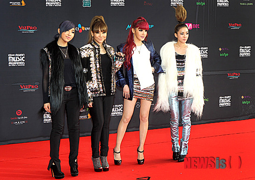 【서울=뉴시스】오제일 기자 = 한류그룹 '투애니원(2NE1)'이 24일 일본 여름 페스티벌 '에이네이션' 오사카 공연 무대에 오른다. '에이네이션'은 일본의 대형레코드 회사 에이벡스 그룹이 2002년부터 개최해 온 여름 야외 라이브 투어다. 지난해 현지에서 50만명 이상의 관객을 모았다. '2NE1'은 '두 유 러브 미(DO YOU LOVE ME)' '폴링 인 러브(FALLING IN LOVE)' 등 신곡을 비롯해 히트곡들로 일본 팬을 만난다. 10월 도쿄, 오사카에서 첫 팬클럽 이벤트도 연다. '폴링 인 러브'의 일본판도 나온다. '폴링 인 러브'는 유튜브 조회 수 1000만 뷰를 기록하며 사랑받고 있다. 한편, 2NE1 활동을 위해 2009년 고등학교를 자퇴한 멤버 공민지(19)는 22일 검정고시에 합격했다. 공민지는 자신의 트위터에 "검정고시 공부할 때 응원해주신 팬들과 격려해주신 선생님께 감사드린다"고 적었다. 매니지먼트사 YG엔터테인먼트는 공민지의 대학 진학 여부는 미정이라고 전했다. kafka@newsis.com