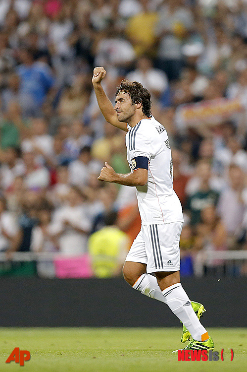 【마드리드(스페인)=AP/뉴시스】'마드리드 전설' 라울은 23일(한국시간) 스페인 마드리드 산티아고 베르나베우에서 열린 2013 산티아고 베르나베우컵 레알마드리드와 알 사드의 경기에 출전해 전반 45분 동안 친정팀 레알마드리드 유니폼을 입고 뛰었다. 후반전은 현재 소속팀 알 사드 일원으로 돌아와 그라운드를 누볐다. 전반 22분 레알마드리드 유니폼을 입고 골을 터뜨린 라울이 팬들의 환호에 화답하고 있다.