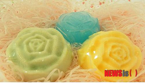  【음성=뉴시스】강신욱 기자 = 충북 음성지역자활센터 향기갤러리사업단이 만드는 '새암천연비누'가 지난해에 이어 올해도 민간 품질인증 마크인 Q마크 인증을 받았다. 2013.08.23. (사진=음성지역자활센터 제공)&nbsp;&nbsp; photo@newsis.com