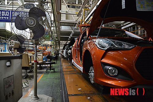 【울산=뉴시스】장지승 기자 = 23일 현대자동차 울산공장이 노조의 4시간 부분파업으로 멈춰 서 있다. 임단협 중인 노조는 회사측의 제안이 실망스럽다며 4시간(오전, 오후조 각각) 부분파업에 들어갔다. 20일부터 시작된 부분파업으로 회사는 이날까지 8521대(1751억원)의 생산차질이 발생할 것으로 보고 있다. 2013.08.23.&nbsp;&nbsp; jjs@newsis.com