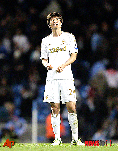 【서울=뉴시스】웨일즈 지역 매체인 '웨일즈 온라인'은 23일(한국시간) "스완지시티의 기성용이 리버티 스타디움을 떠나 선더랜드로 이적할 수 있다"라고 보도하며 갑작스런 이적설에 휩싸였다. 사진은 지난해 10월 맨체스터시티와의 정규리그 경기에서 0-1로 패한 뒤 아쉬워하고 있는 기성용의 모습이다. (사진=뉴시스DB) 2012.10.28. 
