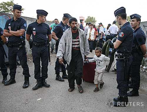 【리옹=로이터/뉴시스】프랑스 경찰들이 23일 리옹 동쪽 볼-장-브렝의 불법 캠프에서 퇴거되는 집시(로마) 가족을 지켜보고 있다. 지난 15일 화재로 임시 숙소가 일부 불타 버린 불법 야영지에서 이날 수백 명의 로마들이 쫓겨났다. 2013. 08. 23